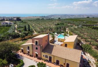 Torre Tabia has Balcony rooms