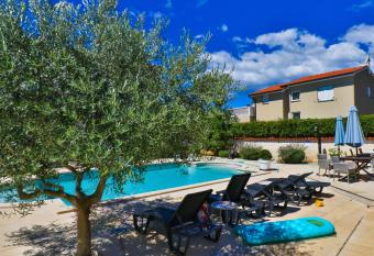 Beautiful Apartment with huge salted swimming pool has Smoking rooms