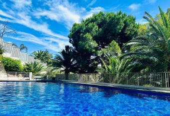 Luxury 130m2 AC, Terrace, Pool, Parking - Steps to beach, 5 min Palais des Festivals 3BR-3BA has rooms with a private hot tub