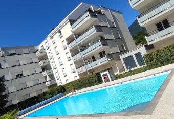 Superbe appartement en r  sidence avec piscine. has Balcony rooms