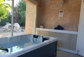 La Villamour avec jacuzzi has rooms with a private hot tub