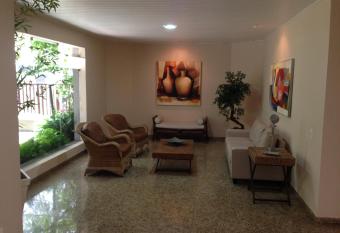 TOP !!! - Praia de Pitangueiras - Apartamento inteiro - 275 m2 - 3 Su  tes - 4 banheiros -Edif  cio Maring   has rooms with a private hot tub