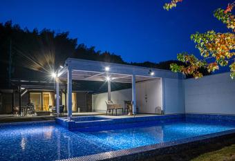 Mezzo ALL SUITE VILLAS has Balcony rooms