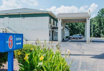 Motel 6 Hope Ar has Smoking rooms