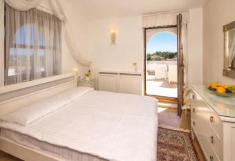 Villa VULIN has rooms with a private hot tub