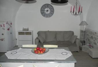 Charmant g  te 2   toiles, parking priv      Ruoms allows 18 year olds to book a room