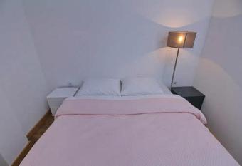 Apartman Giron has rooms with a private hot tub