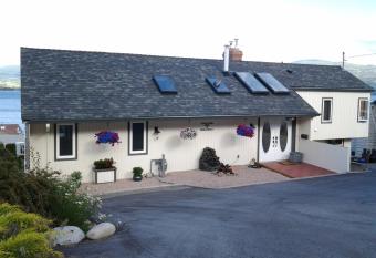 Casa Loma Bnb allows 18 year olds to book a room