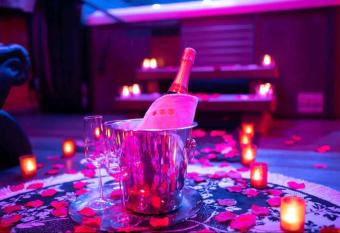 CocoonSPA has rooms with a private hot tub