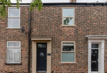 Swan House - Free Parking - Ten minute walk to train station - Perfectly located for City Centre & Racecourse has Balcony rooms