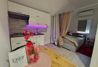 STUDIO APP & Beauty Loza allows 18 year olds to book a room