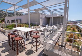 Hostel Le H  b Toulon allows 18 year olds to book a room