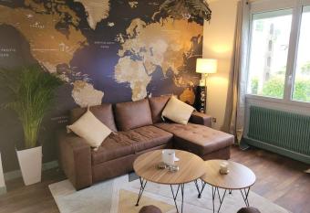 maison de standing avec jardin et spa allows 18 year olds to book a room