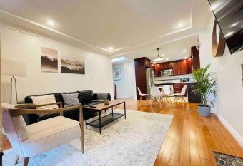 North Vancouver 3 bedroom, 2 Queen, 1 bunk bed, 2 washroom has Balcony rooms