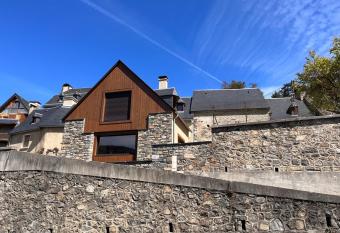 L     table d   Auguste has Balcony rooms