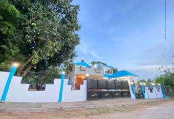 Casa power a solo minutos de la Laguna Gri-Gri y de playas has rooms with a private hot tub