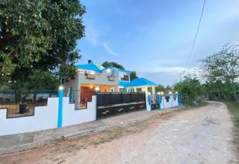 Casa-power has rooms with a private hot tub