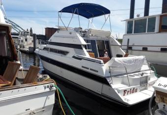 Yacht Stay Providence Marina allows 18 year olds to book a room