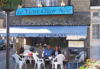 Le Vieux Chien Noir has Balcony rooms