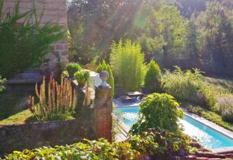 Nature calme piscine priv  e chauff  e 7 jours minimum allows 18 year olds to book a room