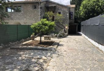 Petite Maison de Charme has Balcony rooms