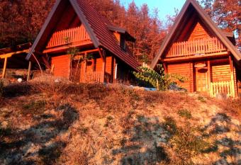 Seoski Turizam Feniks - Vajat Ostrog has rooms with a private hot tub