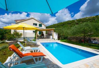 House Duje has Balcony rooms