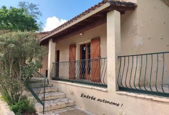 G  te de la Tride 2 avec terrasse proche du centre allows 18 year olds to book a room