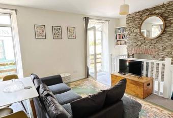 The Old Chippy Flat has Balcony rooms