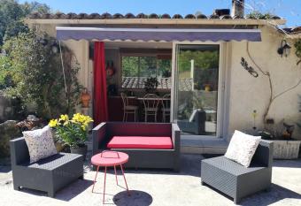 petit loft sur la cote d azur allows 18 year olds to book a room