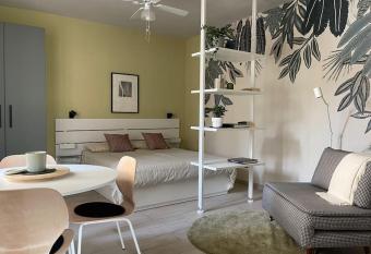 Appartamento 9 a due passi dal lago allows 18 year olds to book a room