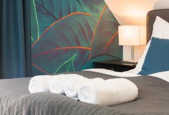 Monbuhim Comfort allows 18 year olds to book a room