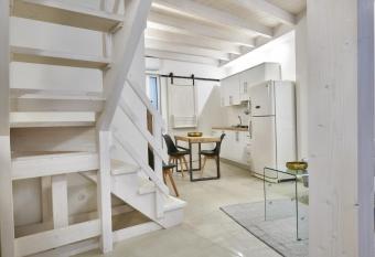 Vico Cialdini has Balcony rooms