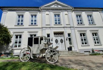 Husenhof mit zwei Wohnungen allows 18 year olds to book a room
