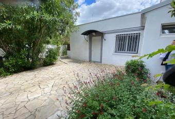 Jolie Villa avec jacuzzi H  pitaux facult  s allows 18 year olds to book a room