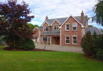 Tullynacrunat Lodge has Balcony rooms