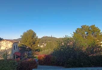 La maisonnette de la Burli  re allows 18 year olds to book a room