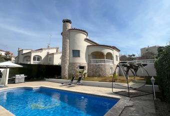 Villa con piscina a la playa. has Balcony rooms