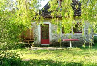 Maison de poup  e et son SPA privatif allows 18 year olds to book a room