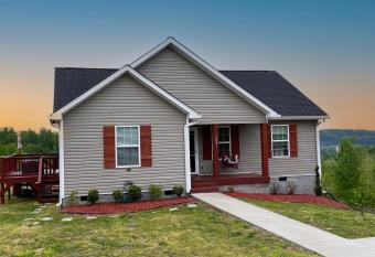 Great Little Guest Suite With Private Entry & Deck! Pet Friendly & 30 Mins To Nashville! has Balcony rooms