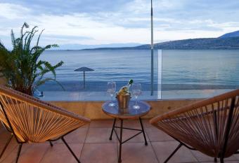 Seagull Luxury Maisonette has Balcony rooms