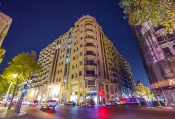 VIP Nizami LAMBORGHINI has rooms with a private hot tub