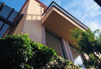 LA SUNSET CONDO has rooms with a private hot tub