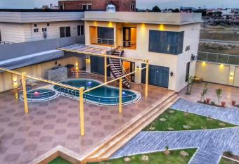 Grand Suites Farmhouse allows 18 year olds to book a room