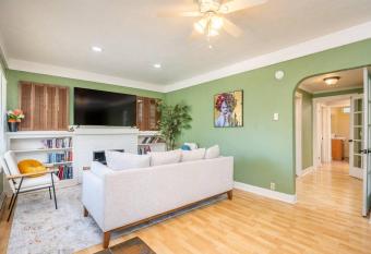 U of O Emerald House Next To Hayward Field w/ Parking! allows 18 year olds to book a room