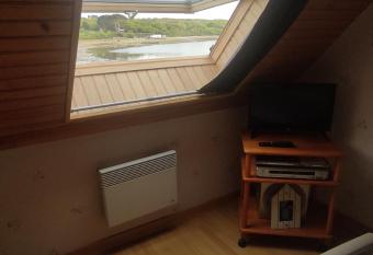 Chambre d h  tes face    la mer allows 18 year olds to book a room