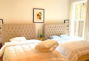 Lavish 2/2 bath Near Lakeshore has Balcony rooms