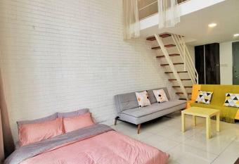 1-5 Pax Family Soho Netflix Empire Damansara allows 18 year olds to book a room