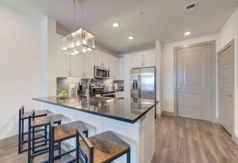 Blue Escape near Woodlands & Lake Conroe has Balcony rooms