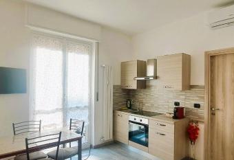 LA PETITE MAISON allows 18 year olds to book a room